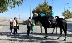 Elazığ'da vatandaştan Atlı Jandarma Timi'ne yoğun ilgi