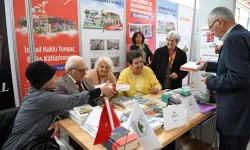 Bursa Osmangazi standında Sarıhan çiftini okurlarla buluşturdu