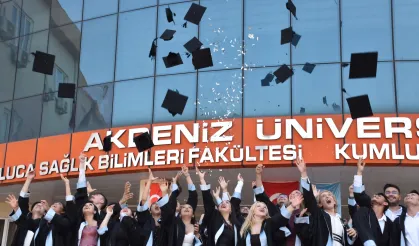 Akdeniz Üniversitesi Kumluca MYO'da mezuniyet coşkusu