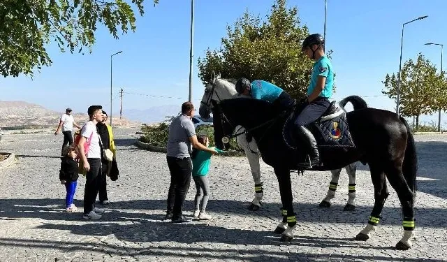 Elazığ'da vatandaştan Atlı Jandarma Timi'ne yoğun ilgi