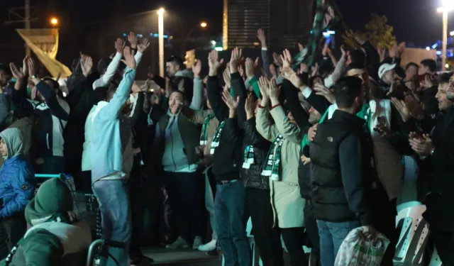 Kocaeli'de meydan, "Şampiyon Kocaelispor" sesleriyle inledi
